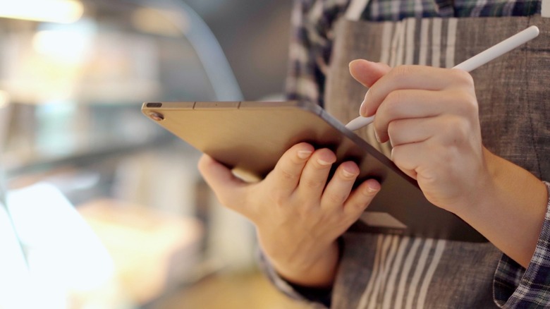 Woman working in a fast food restaurant