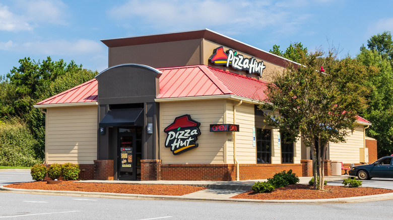 The outside of a Pizza Hut restaurant.