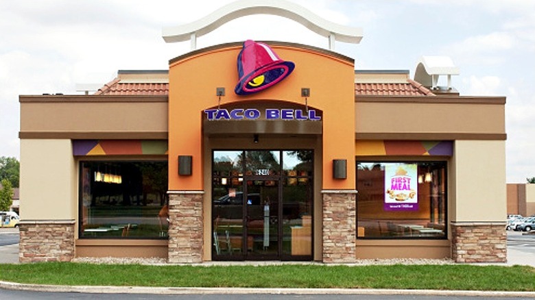 The outside of a Taco Bell.