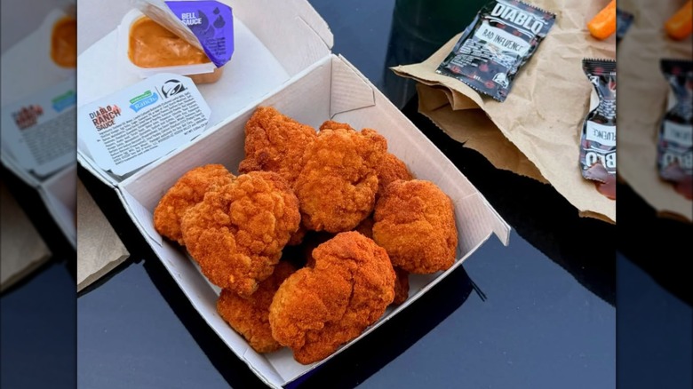 An order of Taco Bell's diablo dusted nuggets with a side of Hidden Valley Diablo Ranch Sauce