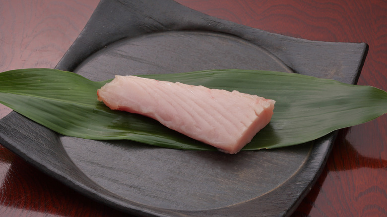 sliced tuna on black plate