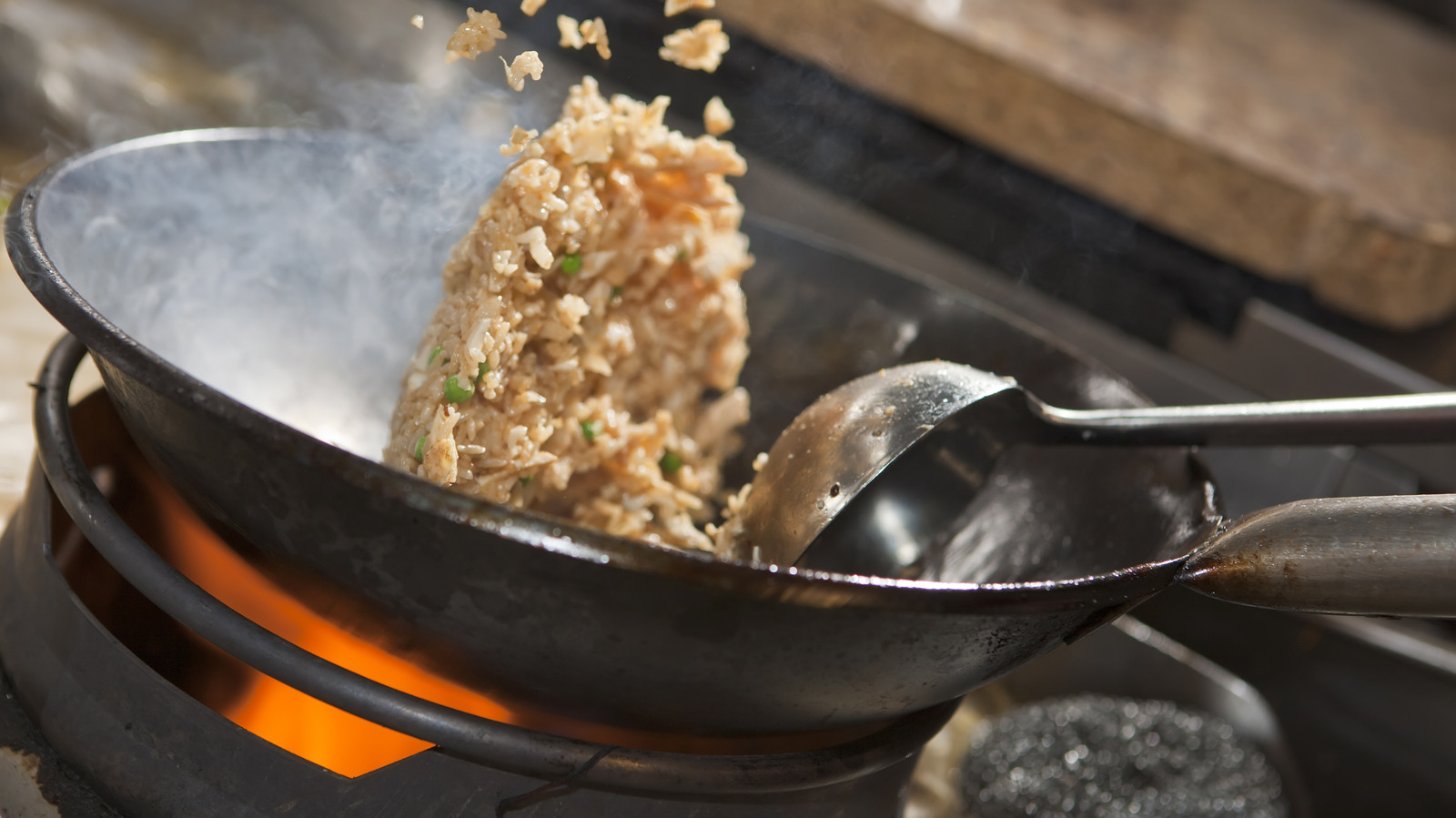 La salsa de pescado es el secreto de un arroz frito irresistiblemente sabroso