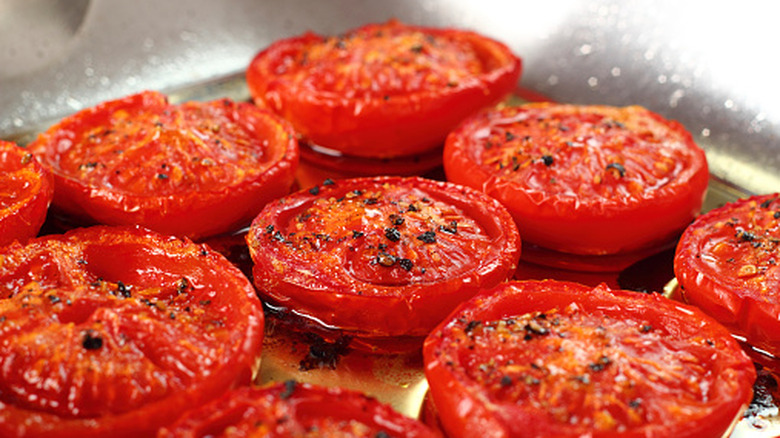 Roasted, seasoned tomatoes with oil