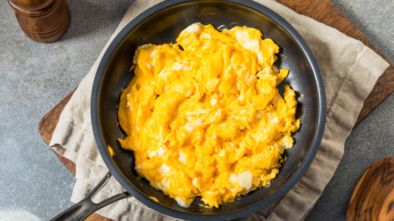 A pan with fluffy scrambled eggs.