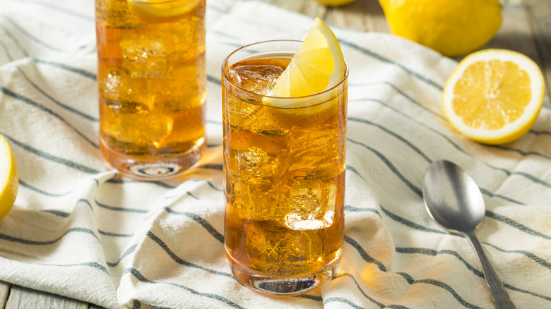 glass of sweet tea with lemon slice
