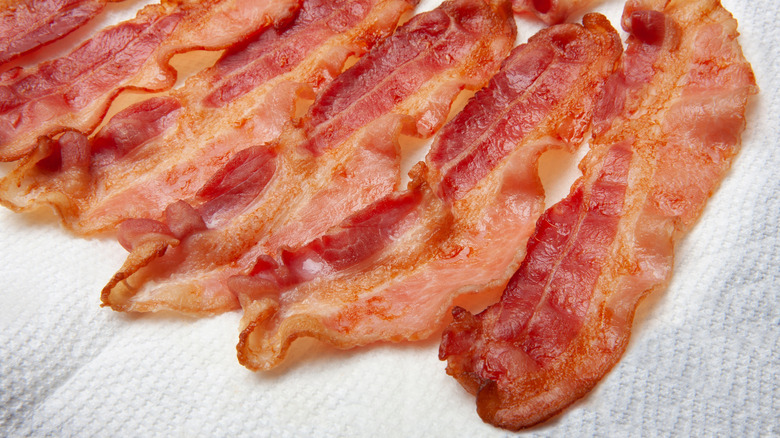 bacon cooling on a paper towel