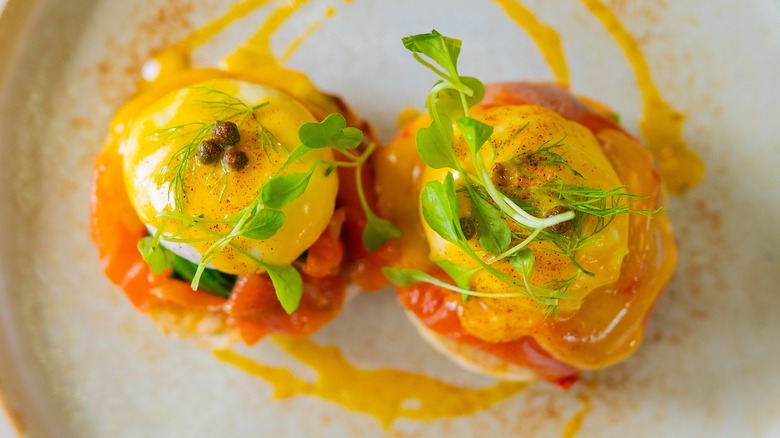 Smoked salmon eggs Benedict