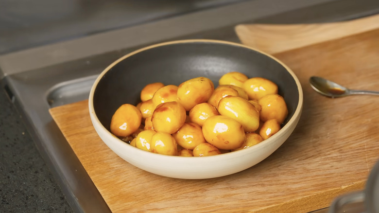 A bowl of brunede kartofler.