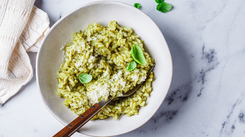 Pesto rice with a fork