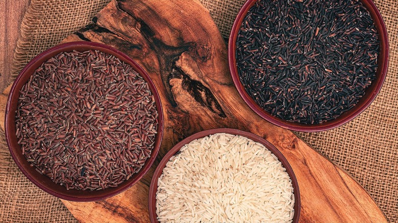 Forget White Rice: Bring This High-Fiber Grain To The Dinner Table Instead