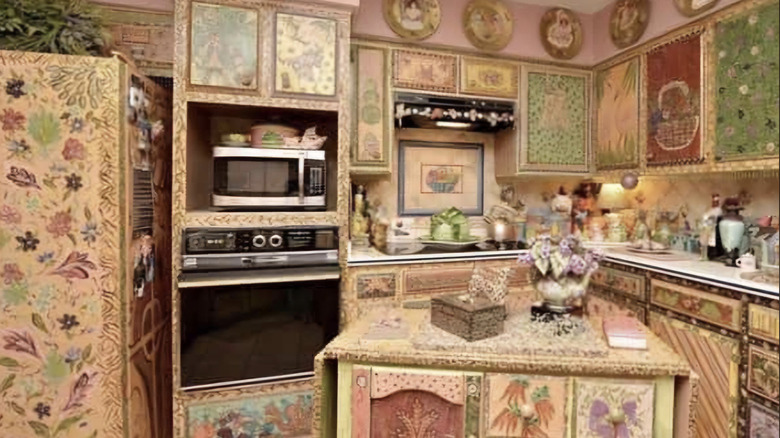 A very 90s kitchen with shabby-chic theme