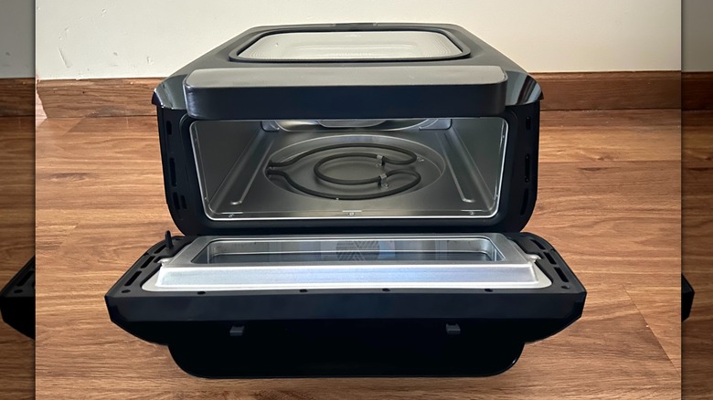 Inside of Frigidaire Indoor Pizza Oven