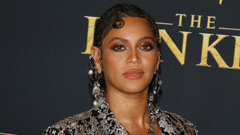 Beyoncé posing for photo.