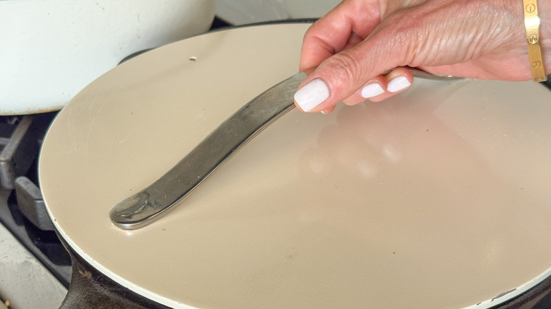 hand covering pan