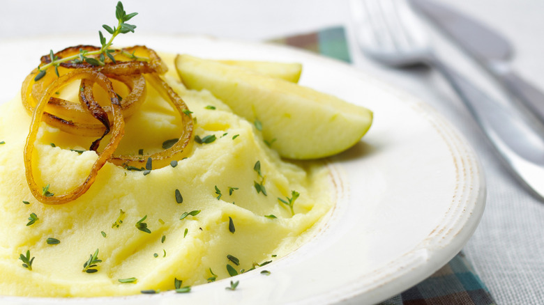A plate of German himmel und erde (potato, onion and apple dish).