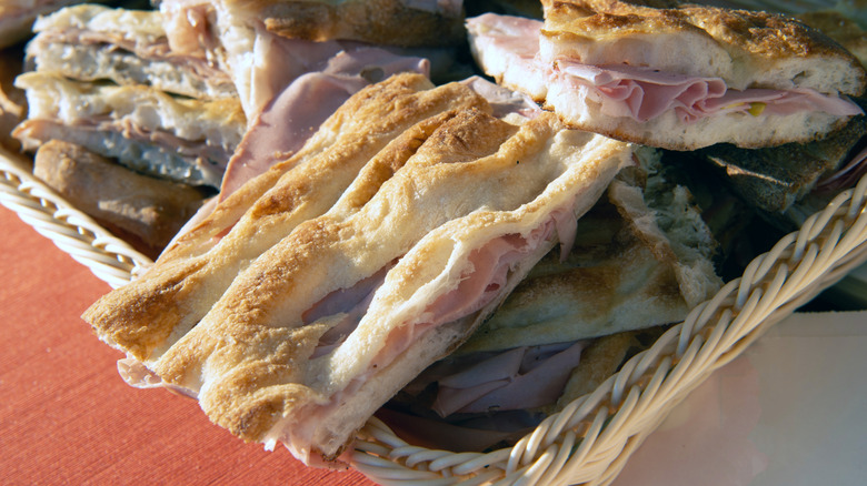 Pizza bianca con la mortadella in a wicker basket