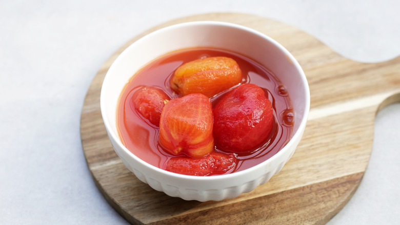 Whole peeled tomatoes in tomato juice