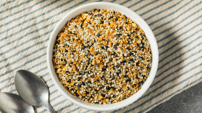 everything bagel seasoning in a white bowl