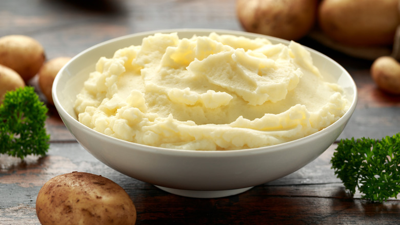 A bowl of mashed potatoes