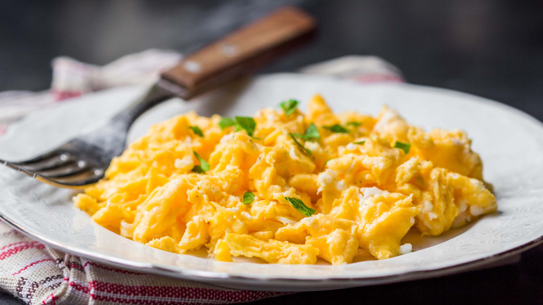 Scrambled eggs on a plate