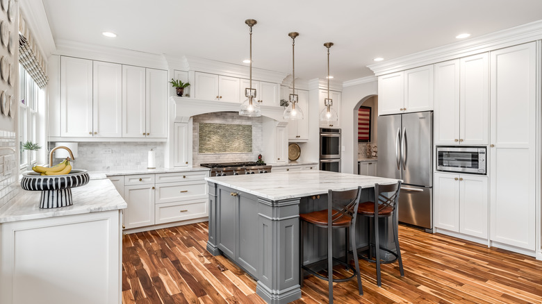 A kitchen with crown molding above the cabinets