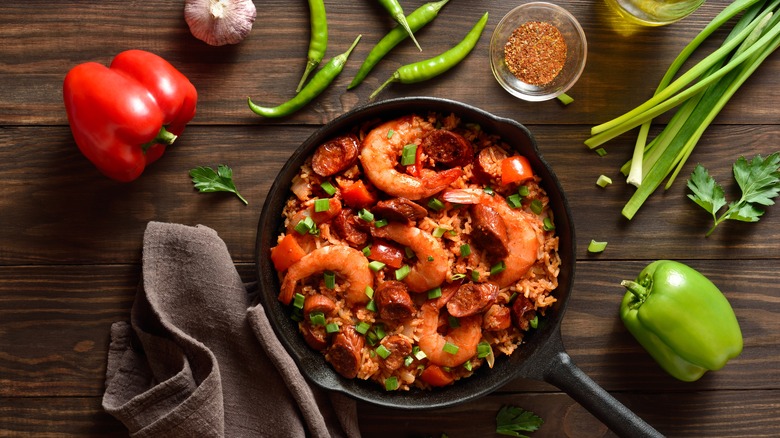 pan of jambalaya with green chiles, red pepper, and garlic