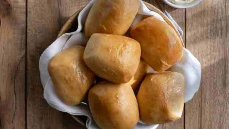 Basket of Golden Corral dinner rolls