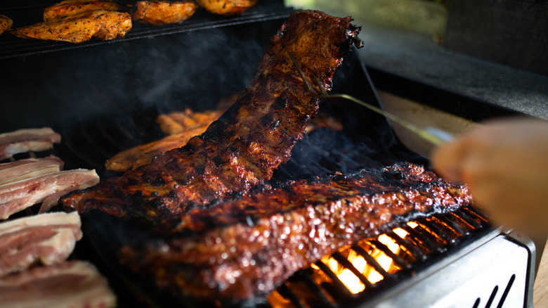 Ribs cook on a grill.