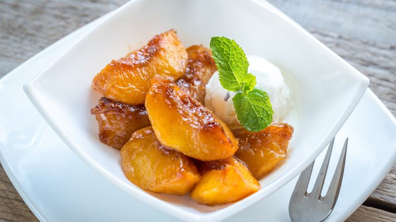 Caramelized peaches with vanilla ice cream