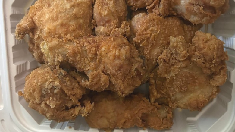 A take-out container of fried chicken fro Stop & Shop