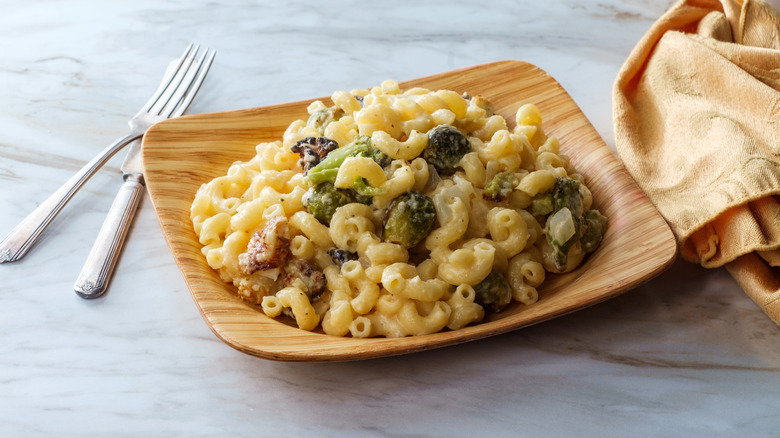 Mac and cheese with broccoli
