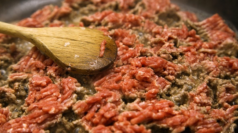 Cooking raw ground beef in skillet
