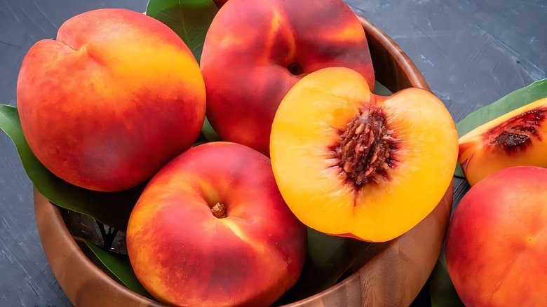 peaches in a bowl