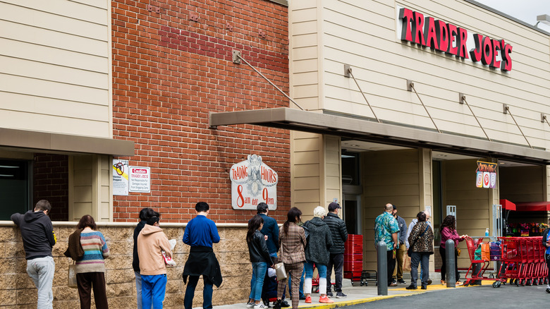 Line in front of Trader Joe's store