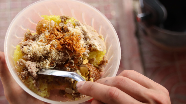 Xoi, Vietnamese sticky rice, with various meat toppings.