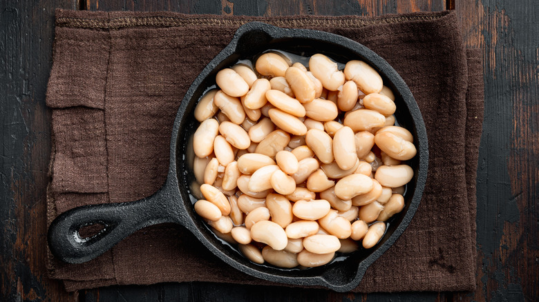 white canned beans in a cast iron skillet