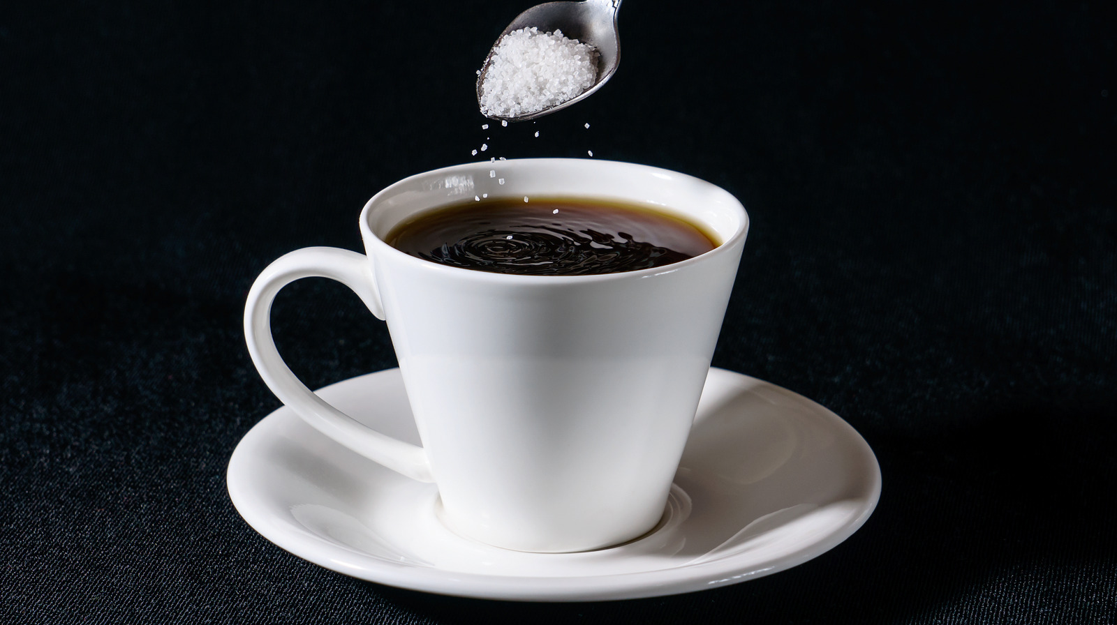 Cómo una pizca de sal puede salvar una taza de café amarga