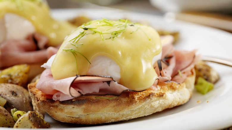 Eggs benedict with potatoes