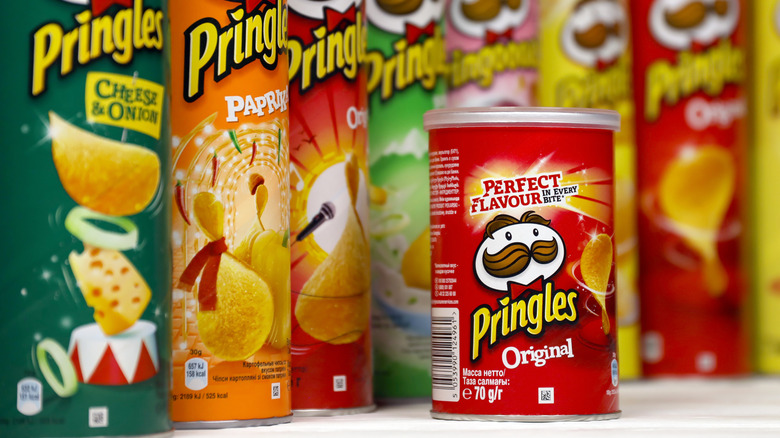 Different sizes of Pringles cans