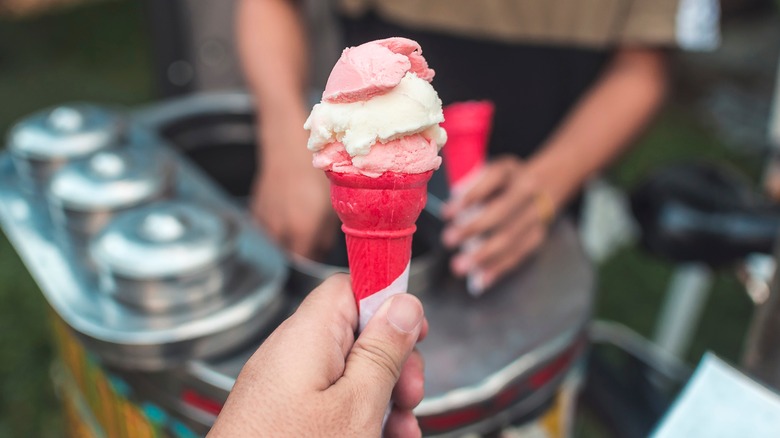 Hand holding a sorbetes in a cone