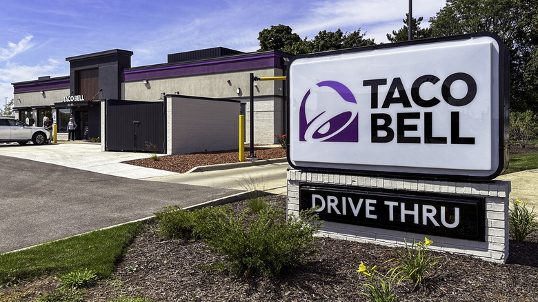 A Taco Bell drive thru