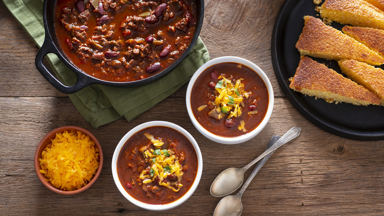 chili and corn bread 