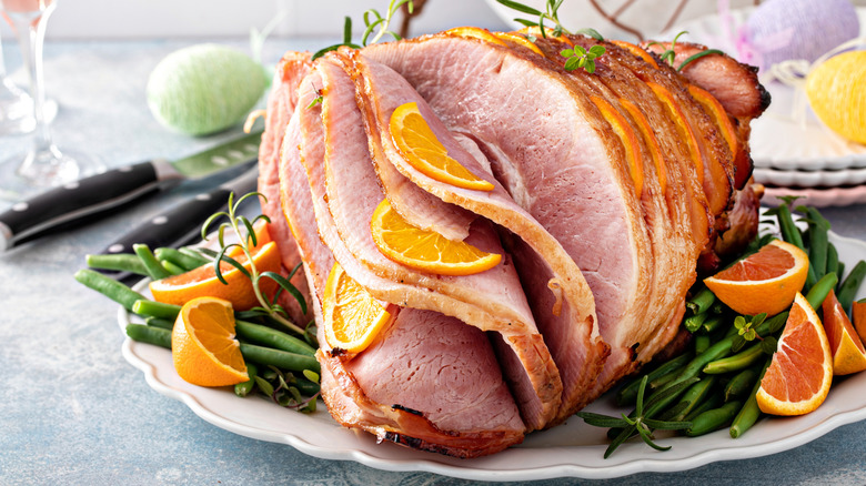 Spiral ham with orange slices and green beans