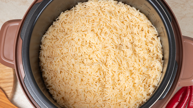 A slow cooker filled with rice, seen from above.