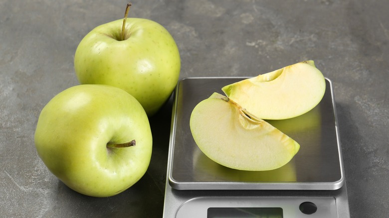 Weighing apples