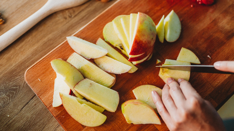 Cutting up apples