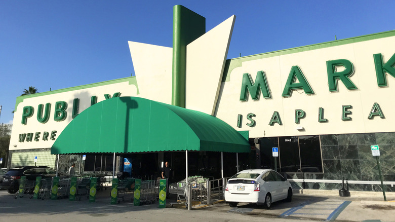 the exterior of a Publix grocery store