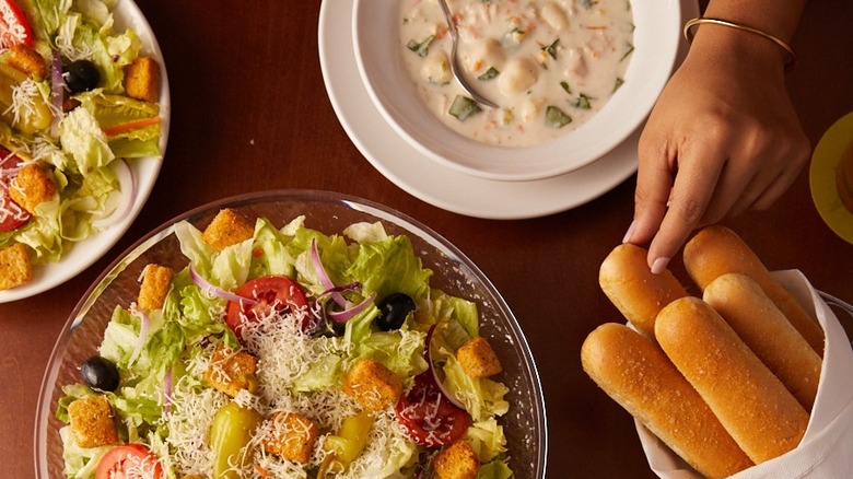 Olive Garden salad, soup, and breadsticks