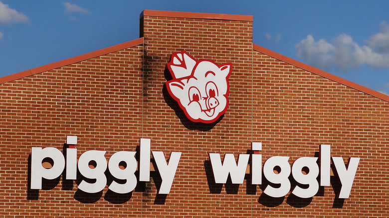 Piggly Wiggly supermarket sign