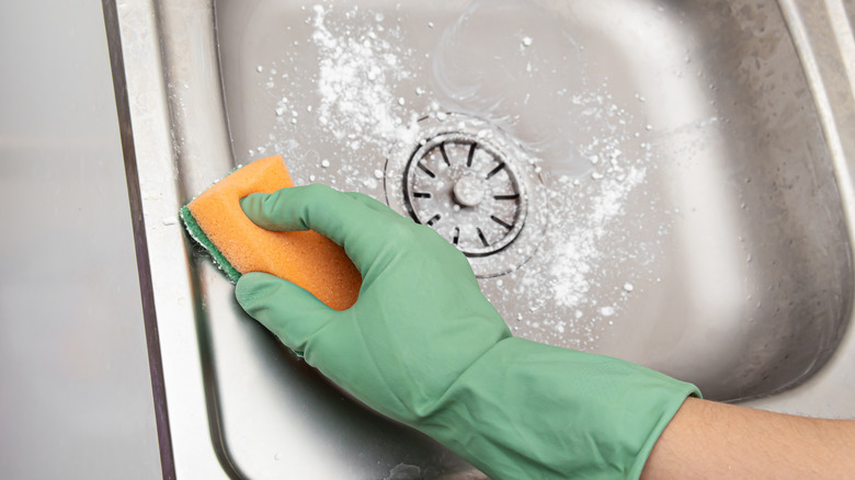 cleaning sink with baking soda
